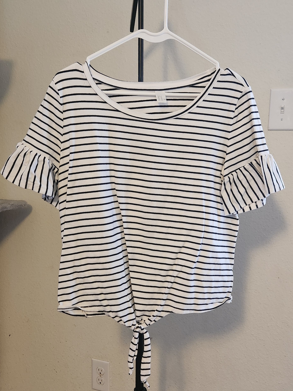 Striped Tie-Front Ruffle Sleeve Crop Top - White/Black